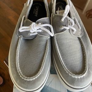 Sperry Top Sider size 13
Grey
Worn once 
Still in great condition 
Grey 
25$